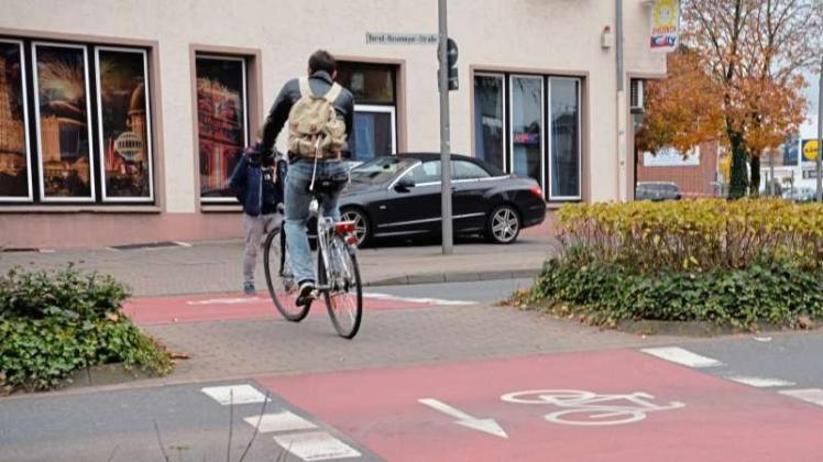 Dieser Radfahrer fährt verkehrt herum im Kreisverkehr am Arbeitsamt in Lingen. Es ist solches Verhalten, dass dort zu Unfällen führt. 