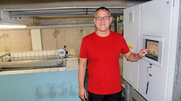 Mehrmals am Tag steigt Schwimmeister Wilhelm Lindemann in die Katakombden des Dünenbads in Dörpen hinab, um die Wasseraufbereitung, die Einstellung der Heizung und Lüftung sowie der Chloranlage zu prüfen. Mehrmals am Tag steigt Schwimmeister Wilhelm Lindemann in die Katakombden des Dünenbads in Dörpen hinab, um die Wasseraufbereitung, die Einstellung der Heizung und Lüftung sowie der Chloranlage zu prüfen.