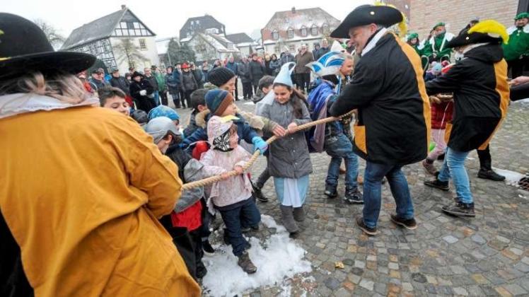 Mannhaft verteidigt wurde das Bissendorfer Rathaus, aber gegen die Kinder kamen die Wachen nicht an. 