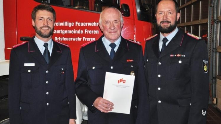 Herbert Huesmann (Mitte) ist für seine 60-jährige Mitgliedschaft in der Ortsfeuerwehr Freren geehrt worden. Mit André (l.) und Jürgen Huesmann sind Vertreter von drei Generationen der Familie dort aktiv. 