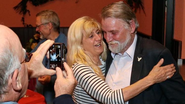 Die Ganderkeseer Sozialdemokratin Christel Zießler gratuliert Axel Brammer am Wahlabend. Archivfoto: Melanie Hohman
