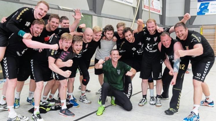 Großer Jubel über unerwarteten Erfolg: Die TS Hoykenkamp feiert ihren 25:18-Heimsieg über die SG Achim/Baden II und den Verbandsliga-Aufstieg. 