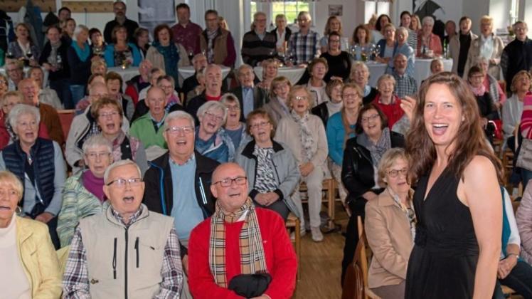 Im vollen Saal aus vollen Kehlen singend: In der Falkenburger Kulturscheune begleitete die ausgebildete Opern-Sängerin Stefanie Golisch (rechts) den vielstimmigen Chor gesanglich und auf dem E-Piano. Im vollen Saal aus vollen Kehlen singend: In der Falkenburger Kulturscheune begleitete die ausgebildete Opern-Sängerin Stefanie Golisch (rechts) den vielstimmigen Chor gesanglich und auf dem E-Piano.