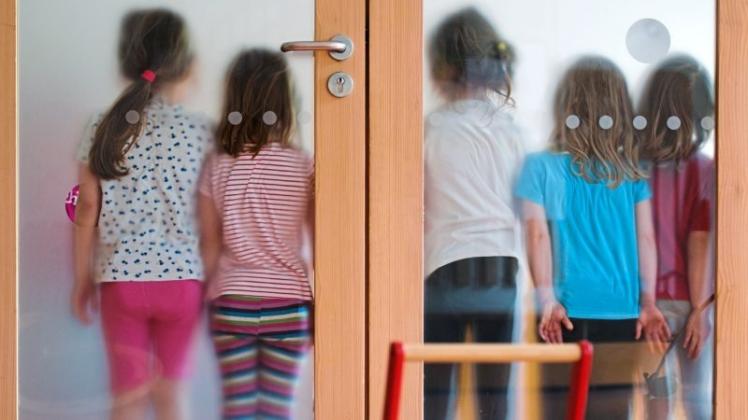 Im Schnitt 8,5 Kinder betreut eine Kindergarten-Fachkraft in Delmenhorst. Damit liegt die Stadt nur knapp über dem Landesschnitt. Symbolfoto: Arno Burgi/dpa