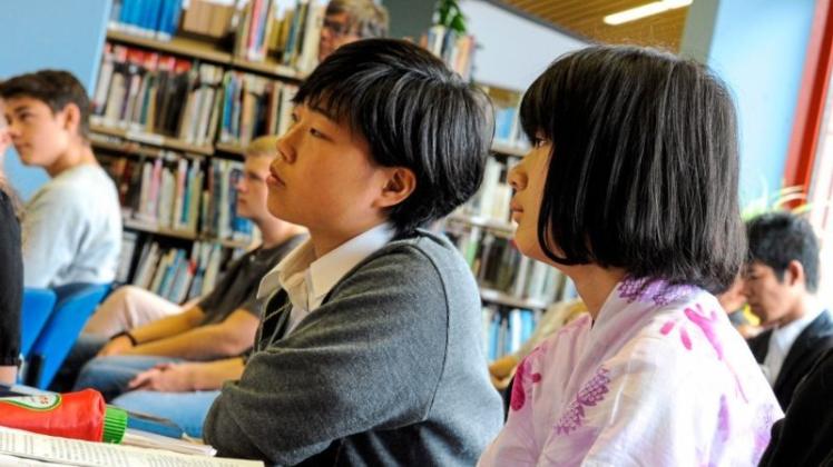 Die Jugendlichen aus Fukushima erzählten den Osnabrücker Schülern von ihren Erfahrungen. Mego Watanabe (links) und Miyu Ito (rechts) 