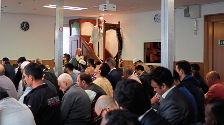 Gebet beim Opferfest in Mevlana-Moschee in Delmenhorst: Im Gebäude sind alle Räume voll. 