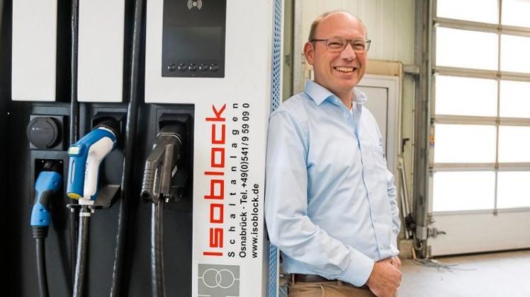 Roger Schmiemann, geschäftsführender Gesellschafter von Isoblock Schaltanlagen, lehnt sich an eine Schnellladesäulen für Elektroautos. Roger Schmiemann, geschäftsführender Gesellschafter von Isoblock Schaltanlagen, lehnt sich an eine Schnellladesäulen für Elektroautos.