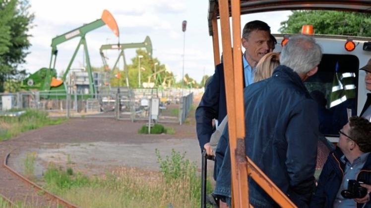 Bei der Bahnfahrt durch das Ölfeld Rühlermoor erklärte Projektmanager Redevelopment Stefan von Bose (links) die Technik der Ölförderung. 