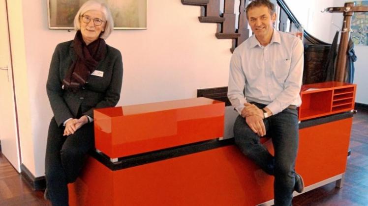 Zufriedenheit auf beiden Seiten: Dr. Wiebke Steinmetz (regioVHS) und Carsten Wichmann (Tischlerei Sandkuhl) freuen sich darüber, dass der Tresen einen passenden Platz im Haus Müller gefunden hat. 
