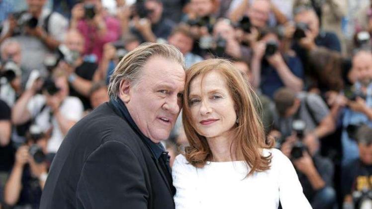 ARCHIV - Der französische Schauspieler Gérard Depardieu und seine französische Kollegin Isabelle Huppert 2015 in Cannes. 