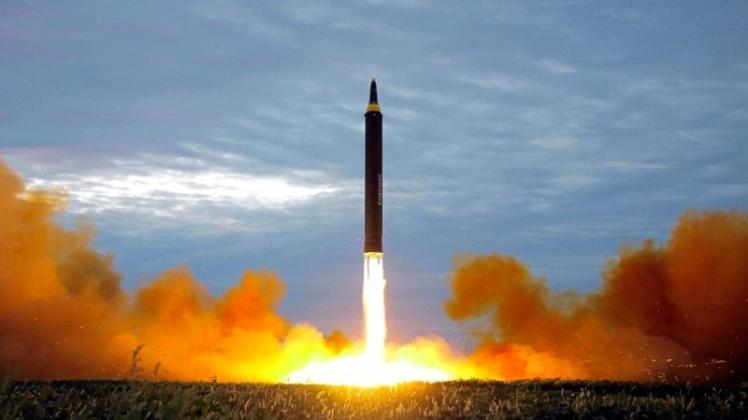 Bedrohung Nordkorea: Diese von der nordkoreanischen Regierung am 30.08.2017 verbreitete Aufnahme soll den Start einer ballistischen Mittelstreckenrakete des Typs „Hwasong-12“ in Pjöngjang zeigen. Noch ist allerdings unklar, ob das Land auch in der Lage ist, Atomsprengköpfe auf solche Raketen zu montieren. 