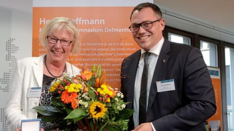 Große Freude: Herta Hoffmann hat die Medaille des Europäischen Bürgerpreises aus den Händen des SPD-Europaabgeordneter Tiemo Wölken erhalten. 