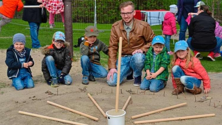 Ein Tag ohne Strom: Sozialassistent Thomas Quade hat mit den Kindern im Montessori-Kinderhaus in Ganderkesee eine Sonnenuhr gebaut. Ein Tag ohne Strom: Sozialassistent Thomas Quade hat mit den Kindern im Montessori-Kinderhaus in Ganderkesee eine Sonnenuhr gebaut.