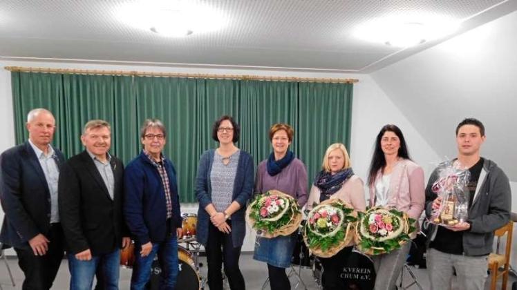 Auszeichnung: (von links) Bürgermeister Alois Milsch, Helmut Terfehr, Karl Tamminga und Jutta Schaper ehrten Rita Kampen, Petra Speller, Renate Janßen und Andreas Terhorst für ihre langjährige Mitgliedschaft. 