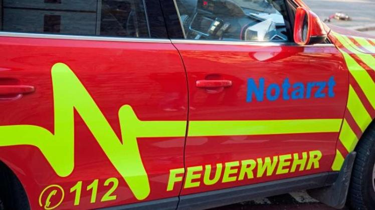 Ein 82-Jähriger ist am Sonntag mit seinem Auto im Landkreis Diepholz gegen einen Baum gefahren und gestorben. Symbolfoto: Archiv/Michael Hehmann