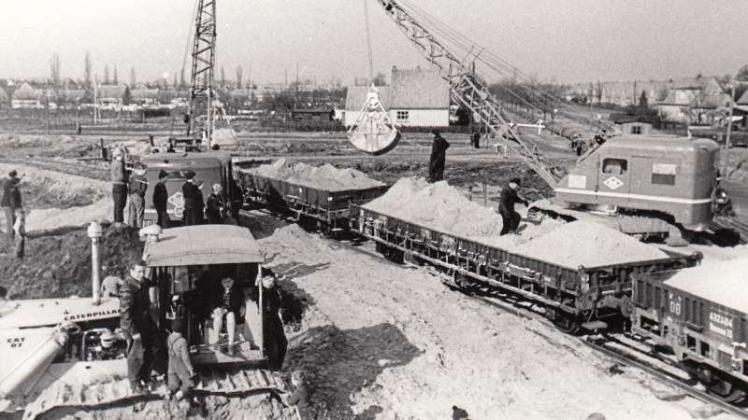 Riesige Mengen Sand wurden vor 70 Jahren für die Aufschüttung des Damms der neuen Umgehungsstraße in Düsternort von Kirchseelte nach Delmenhorst transportiert.