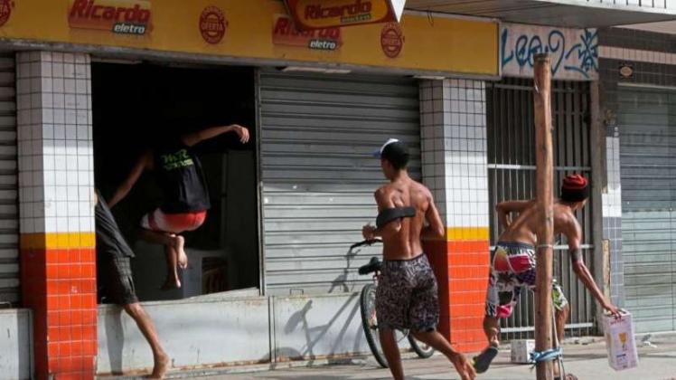 Ein Streik der Militärpolizei hat in der brasilianischen Großstadt Vitória zum Zusammenbruch fast des gesamten öffentlichen Lebens geführt. Das Foto zeigt Menschen, die ein Elektronikgeschäft plündern. 
