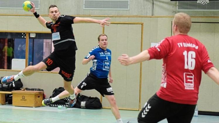 Im Anflug auf die Meisterschaft? Stefan Buß (links) steuerte fünf Tore zum 33:23-Sieg über den TV Dinklage um Torwart Kilian Pohlmann bei und steht in der Handball-Landesliga vor der Krönung. 
