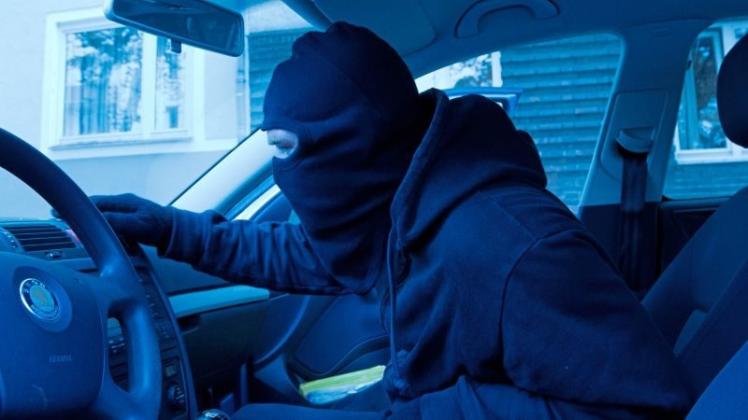 Eine Handtasche samt Inhalt haben Autoaufbrecher am Montag in Düsternort erbeutet. Symbolfoto: dpa Eine Handtasche samt Inhalt haben Autoaufbrecher am Montag in Düsternort erbeutet. Symbolfoto: dpa