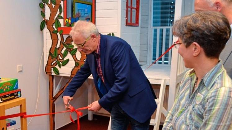 Oberbürgermeister Axel Jahnz eröffnet das von Kindern gebaute  Baumhaus in der Stadtbücherei.