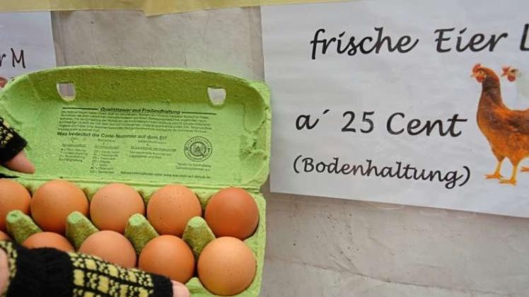„Bodenhaltung“ statt „Freiland“ - die Aufstallpflicht wegen der Vogelgrippe wirkt sich auch auf dem Bramscher Wochenmarkt aus. 