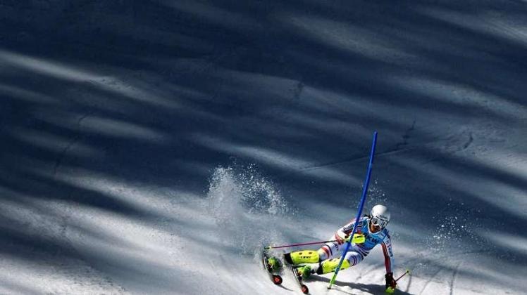 Drei sehr gute Skifahrerinnen haben schon auf den ersten Metern der Alpinen Kombination in Crans Montana große Probleme, zwei stürzen. Das Rennen wird unterbrochen und von einem anderen Punkt aus neu gestartet. Die Kritik ist groß. 