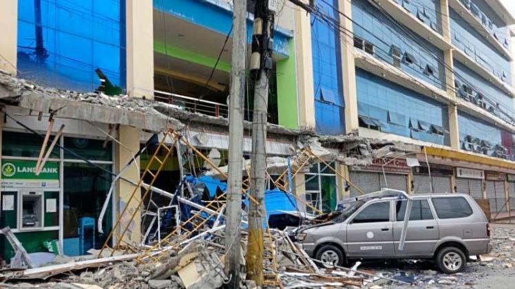 Herabgestürzte Gebäudeteile liegen in der Provinz Surigao del Norte vor einem Haus. 