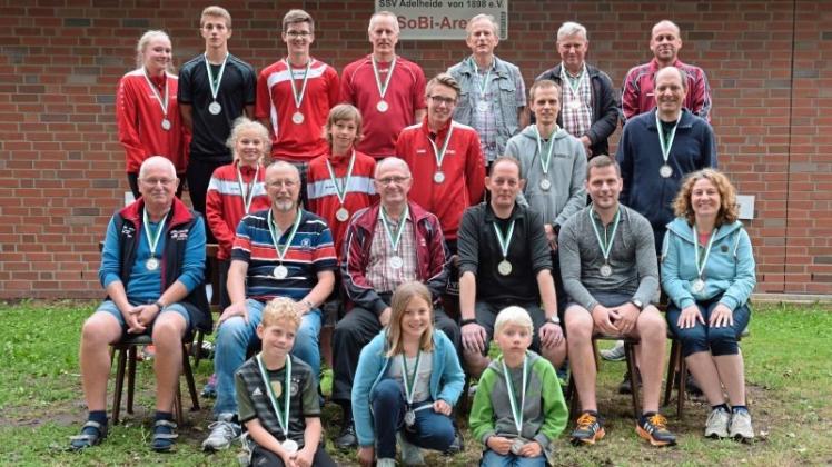 Bewiesen Ausdauer und Treffsicherheit: die Sieger und Platzierten der „Adelheider Meisterschaft 2017“ im Sommerbiathlon. Bewiesen Ausdauer und Treffsicherheit: die Sieger und Platzierten der „Adelheider Meisterschaft 2017“ im Sommerbiathlon.