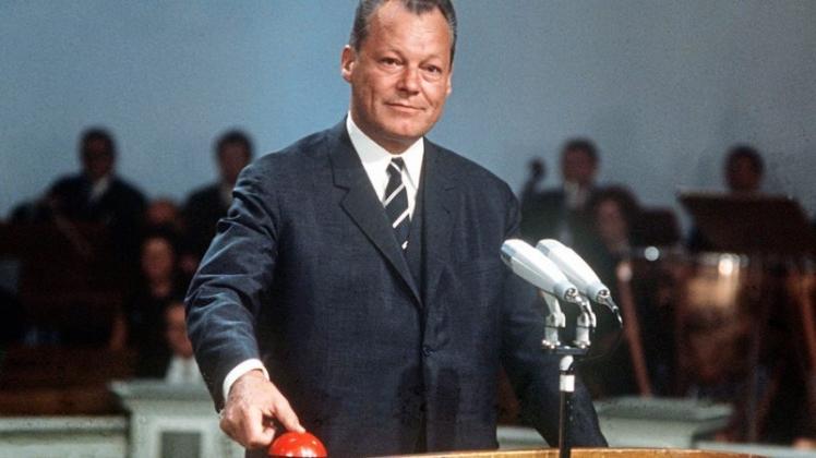 Willy Brandt gibt 1967 symbolisch das Startsignal für das Farbfernsehen in der Bundesrepublik. 