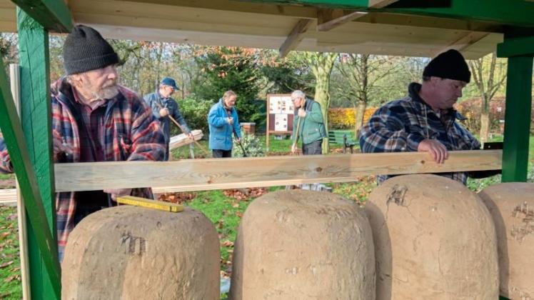 Mitglieder des Bürgerparkvereins „Unsere Graft“ und Rotarier machen den Bienengarten fit für den Winter und neues Leben 2018. Mitglieder des Bürgerparkvereins „Unsere Graft“ und Rotarier machen den Bienengarten fit für den Winter und neues Leben 2018.