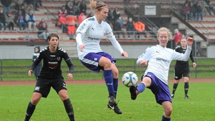 Die Fußballerinnen des TV Jahn Delmenhorst mit Lynn Jannng (Mitte) und Sandra Göbel (rechts) haben in der 2. Frauenfußball-Bundesliga Nord ihren zweiten Saisonsieg gefeiert. Sie schlugen den SV Henstedt-Ulzburg verdient mit 4:2 (3:0). Die Tore erzielten Julia Hechtenberg (2), Nadine Poppen und Neele Detken.
