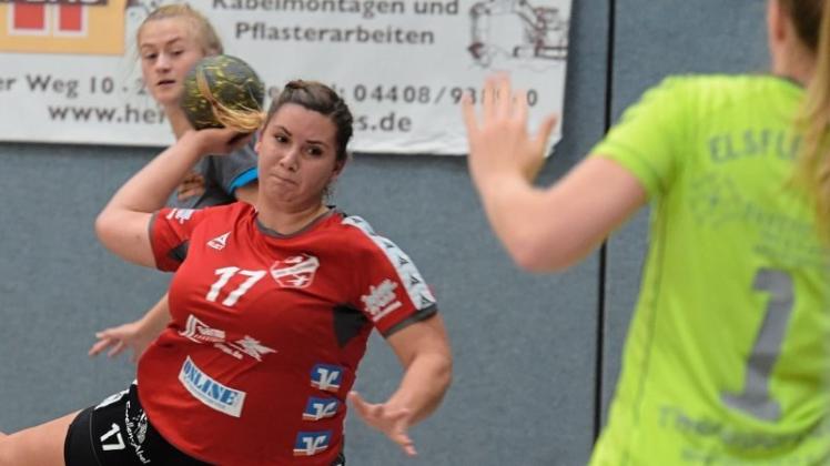 Steuerte fünf Treffer zum Heimsieg der HSG Hude/Falkenburg bei: Lisa-Marie Busse (mit Ball). Der Handball-Oberligist bezwang den Elsflether TB souverän mit 36:18. 