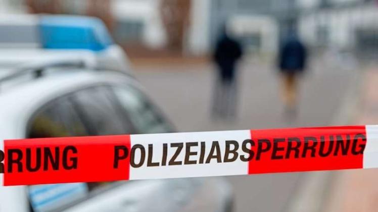 Nach einer tödlichen Messerattacke auf eine 22-Jährige in Ahaus im Münsterland ist der Tatverdächtige weiter auf der Flucht. Symbolfoto: dpa