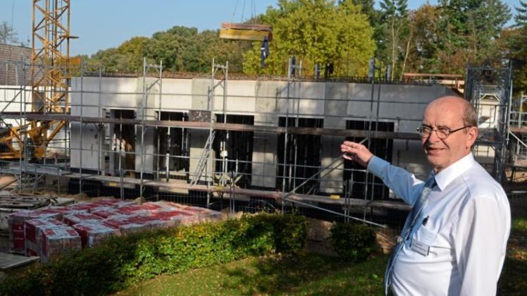 Karl-Heinz Haarbauer zeigt den Baufortschritt am Hauptgebäude des Guts Altona. Der Vorgängerbau war 2016 abgebrannt. 