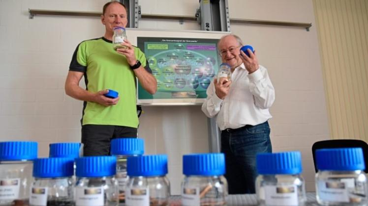 Gefahren, die man riechen kann, hat Lafu-Chef Gary Zörner (rechts) konserviert und zeigt sie Ralf Hülsemeyer, Geschäftsführer des Sport- und Gesundheitszentrums Workout. 