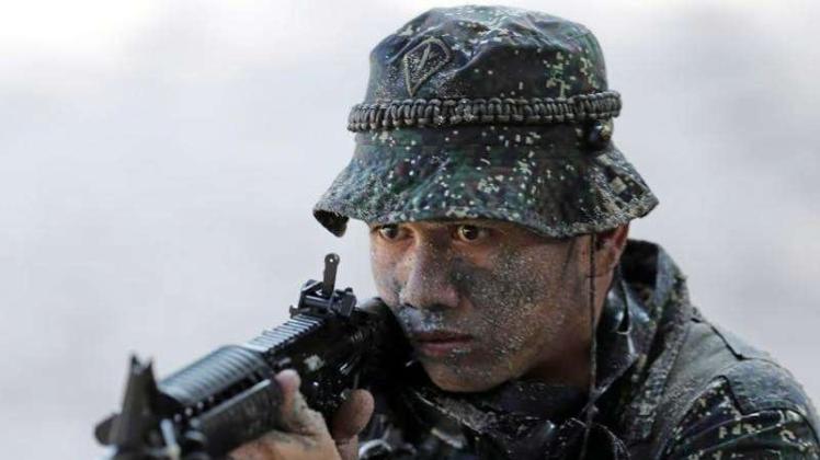 Ein philippinischer Soldat bei einer Übung. Das Militär hat nun Verstecke von Islamisten angegriffen. 