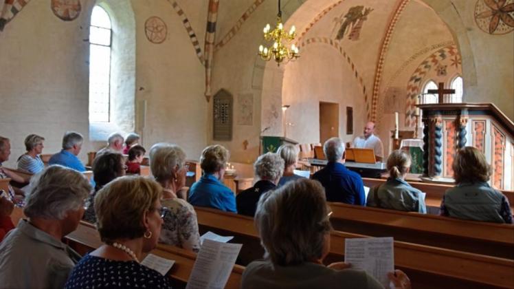 Mehr als 40 Besucher kamen zum offenen Singen in die Schönemoorer Kirche. 