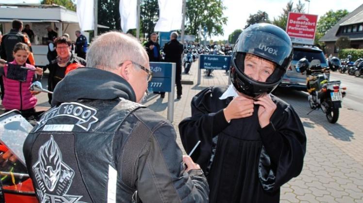 Farblich passend abgestimmt mit schwarzem Helm zum schwarzen Talar, nahm Pastorin Stefanie Lohmann an der Motorradausfahrt teil.  