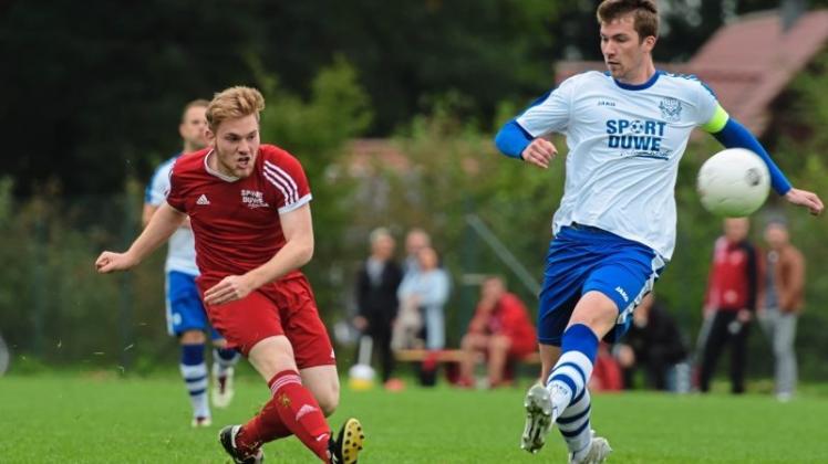 Umkämpft und unentschieden: Das Derby zwischen dem VfL Stenum II um Tim Strodthoff (links) und dem TSV Ganderkesee II mit Christoph Waje endete 1:1. Umkämpft und unentschieden: Das Derby zwischen dem VfL Stenum II um Tim Strodthoff (links) und dem TSV Ganderkesee II mit Christoph Waje endete 1:1.