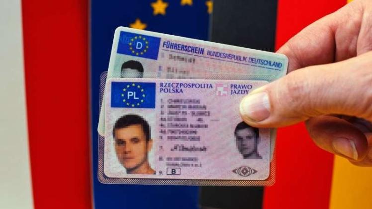 Dieses Bild zeigt, wie ein polnischer Führerschein (unten) im Original aussieht. Ein 25-Jähriger, der am Freitag in die Bundesrepublik eingereist war, hatte ein gefälschtes Exemplar in seiner Unterhose mitgeführt. Symbolfoto: Patrick Pleul/dpa