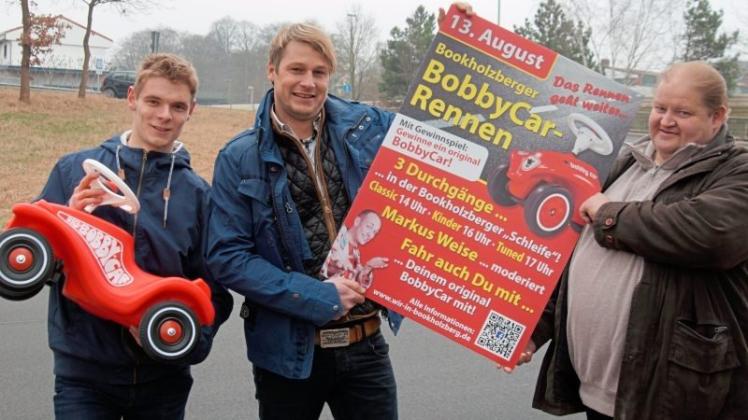 Laden zum Bobby-Car-Rennen nach Bookholzberg ein: (von links) Steffen Block, Dennis Hafemann und Peter Hasselberg. Archivfoto. Lennart Bonk Laden zum Bobby-Car-Rennen nach Bookholzberg ein: (von links) Steffen Block, Dennis Hafemann und Peter Hasselberg. Archivfoto. Lennart Bonk