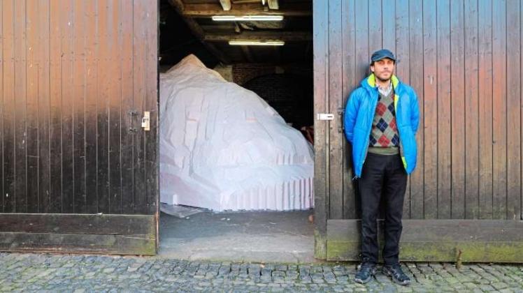Im Hangar wartet die Skulptur: Der amerikanische Bildhauer Justin Matherly erstellt seinen Beitrag für die Skulptur-Projekte auf einem Hof in Havixbeck. 