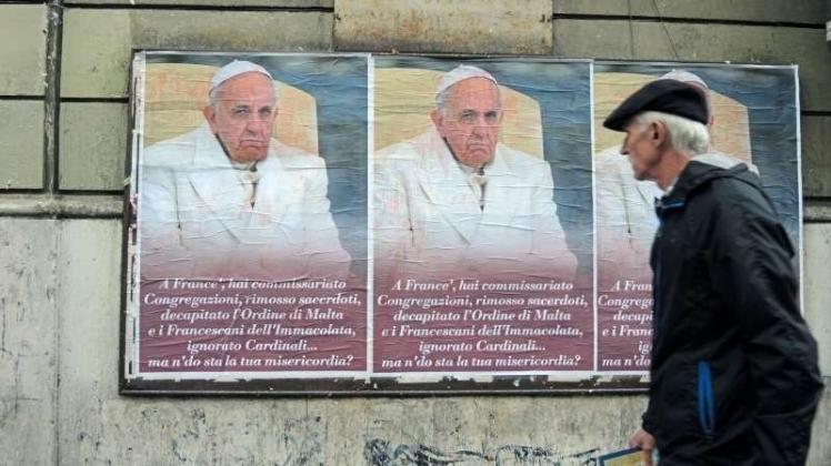 In Rom sind am Samstag Dutzende papstkritische Plakate aufgetaucht. 