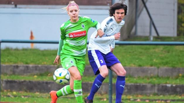 In der 2. Fußball-Bundesliga haben die Frauen des TV Jahn Delmenhorst (rechts Kira Grotheer) gegen Borussia Mönchengladbach (links Vanessa Wahlen) im siebten Spiel die fünfte Niederlage kassiert.  