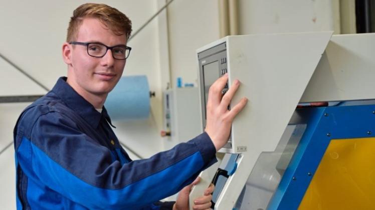 Während seiner Ausbildung zum Werkzeugmechaniker bei Sass-Metall in Delmenhorst hat Timm Wedel eine Programmiersprache für eine Drehmaschine gelernt. 