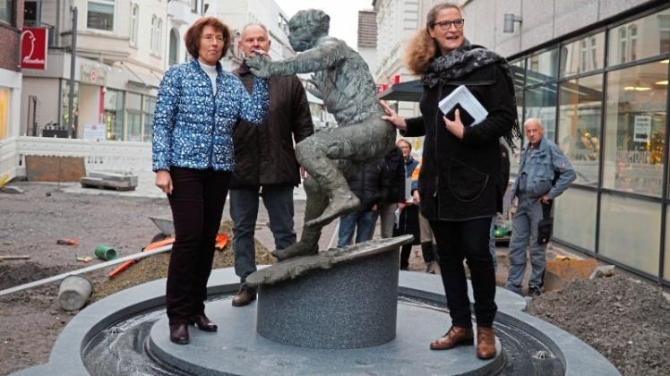 Künstler Jürgen Knapp, Straßenbau-Chefin Petra Hintz und Stadtbaurätin Bianca Urban bei der Einweihung des neuen „Tänzers“. 