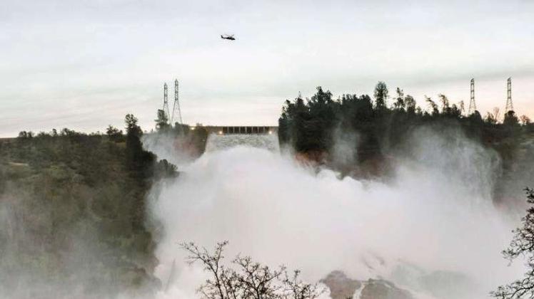 Ein Hubschrauber über dem beschädigten Überlauf des Oroville-Staudamms. 