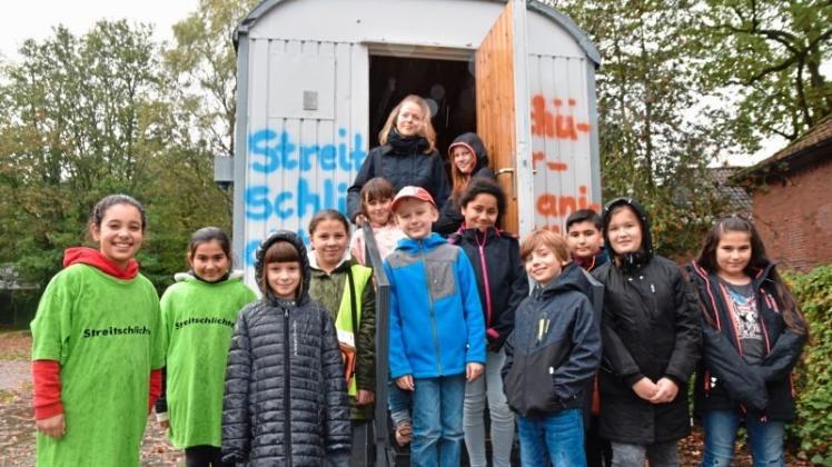 Sozialpädagogin Mirjam Tünschel und Schüler der Parkschule präsentieren den Streitschlichter-Wagen auf dem Schulhof. 