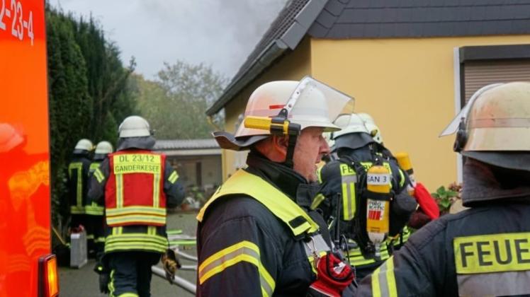 Am Klaus-Groth-Weg in Ganderkesee hat es am Samstagvormittag einen Wohnungsbrand gegeben. 30 Feuerwehrleute aus Ganderkesee und Falkenburg waren im Einsatz. 