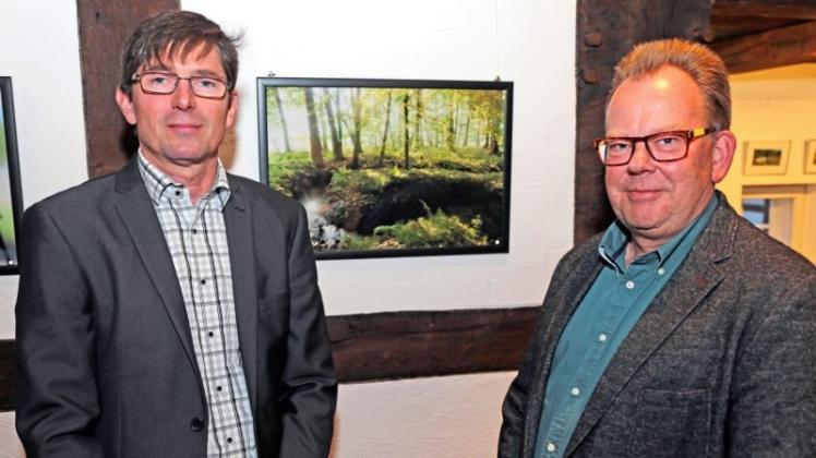 Dirk Wichmann (links) zeigt zurzeit seine Fotoserie „Vom Berg zur Barlage“ im Hollager Hof. Stefan Gutendorf, Vorsitzender des Heimatvereins, führte am Donnertsagabend in die Ausstellung ein. 
